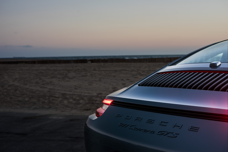 Illustration for article titled Your Ridiculously Awesome Porsche 911 And Aston Martin DB11 Wallpapers Are Here